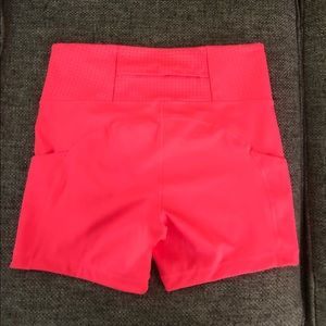Brooks Method 5” running shorts size L pink in color